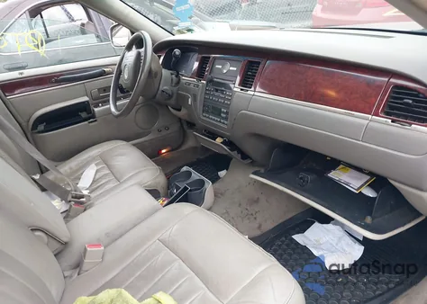 2003 Lincoln Town Car Executive z USA, uszkodzony, nr VIN 1LNHM81W23Y630869